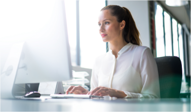 Лиотон 1000® гел на работа, жена, седнала на бюро и работеща на компютър в офис.