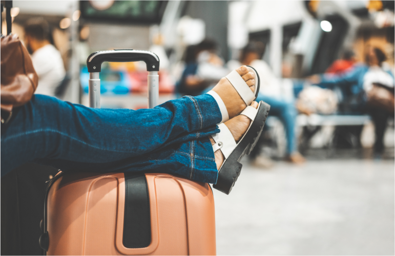 Лиотон 1000® при пътуване, човек седи на пейка, като краката му са качени върху раницата.