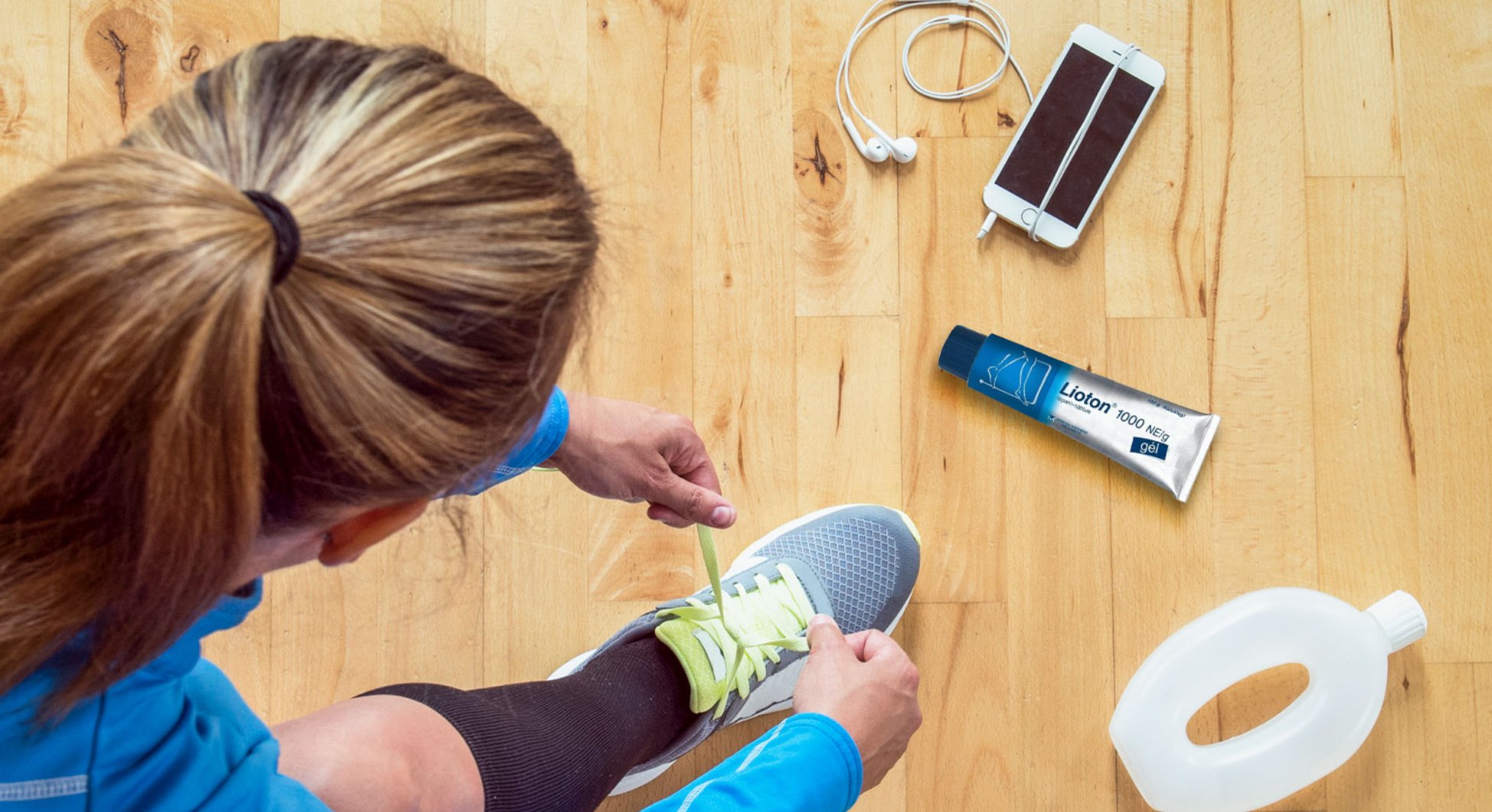 Съвети за предпазване от болки в краката, оток, синини след спорт и спортни травми, показани от жена, която се разтяга