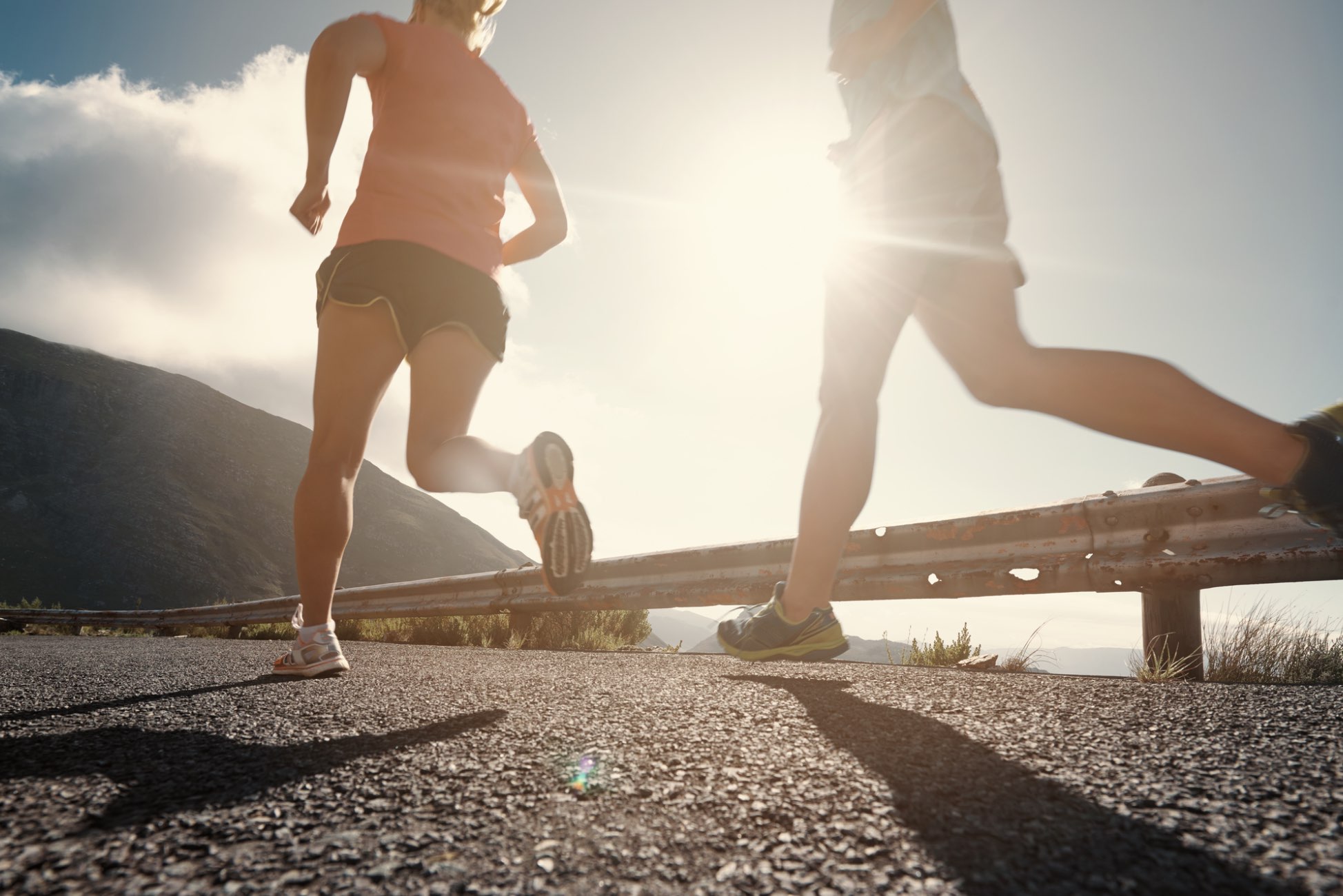 Двама души тичат и правят упражнения, което може да помогне да се предпазите от болката в краката, причинена от хронична венозна недостатъчност