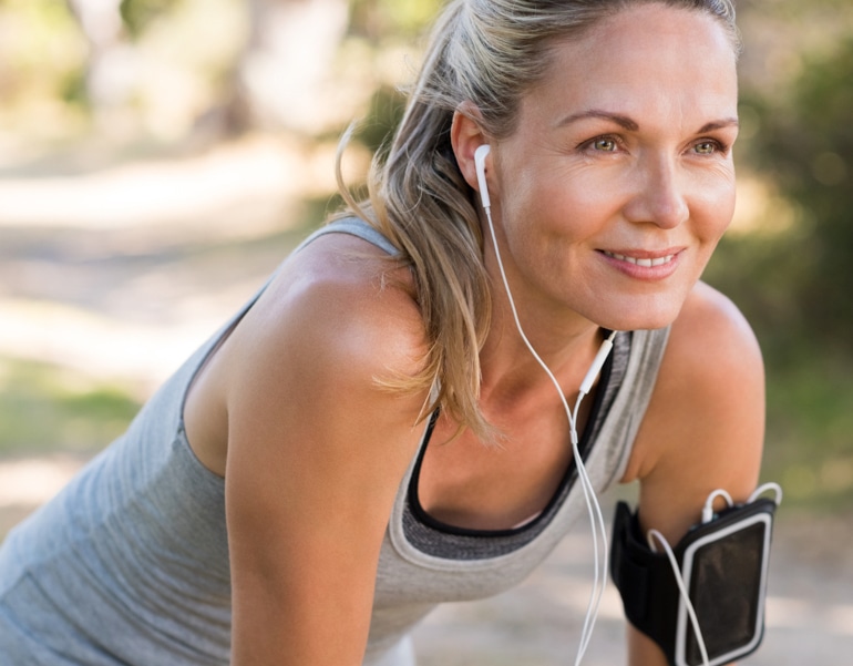 Жена в добра спортна форма се подготвя за упражнения за предпазване от хронична венозна недостатъчност