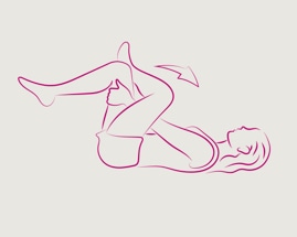 Жена, легнала на пода, изпълняваща упражнение за разтягане на бедрата и седалищните мускули