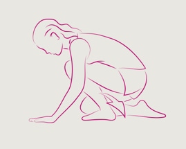 Жена с ръце на пода, изпълняваща упражнение за разтягане на прасците от коленичеща поза
