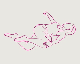 Жена, лежаща на пода, поставила единия крък върху другия, изпълняваща упражнение за извиване на гръбнака