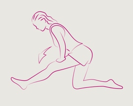 Жена, изпълняваща упражнение за разтягане на задната част на бедрата от коленичеща поза, наведена леко напред към бедрото