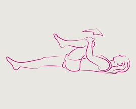 Жена, лежаща по гръб, изпълняваща упражнение за разтягане - коляно към гърди
